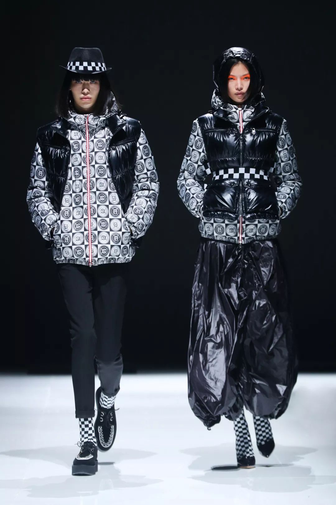 李宇春最新短款羽绒服,李宇春同款羽绒服长款