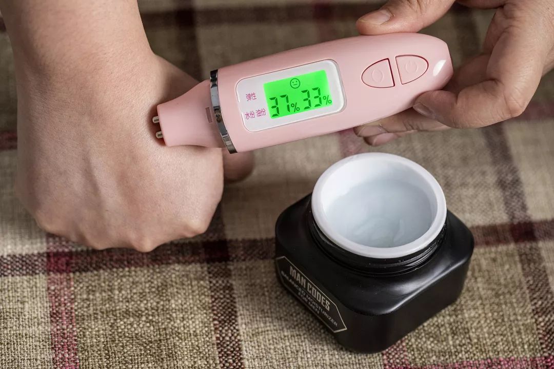 男士脸爆皮用什么保湿,男生秋冬脸上起皮用什么保湿