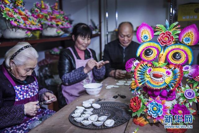 “秦东巧娘”李金贤巧手捏出新生活