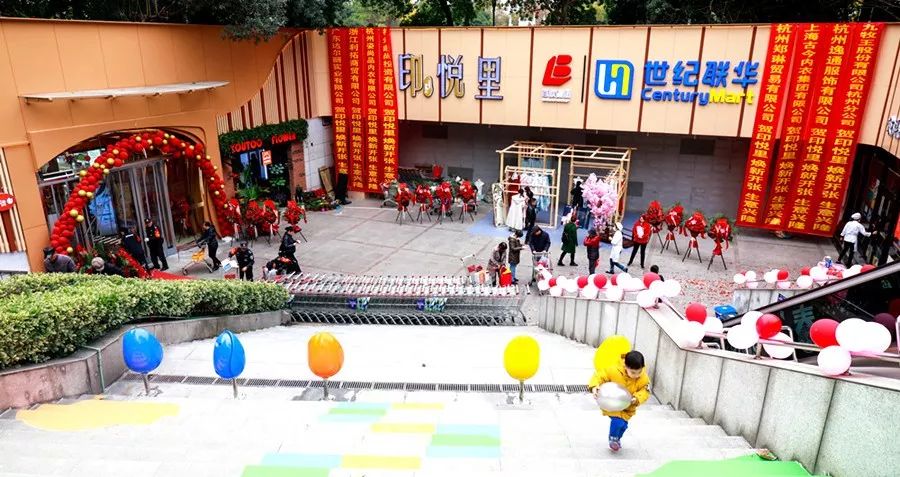 地铁站直通购物中心,地铁直达的购物广场