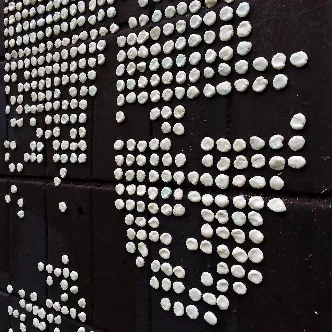 切出40000块面包丁玩拼图，无聊吃货的最高境界？甚至鸽子粪都不放过？