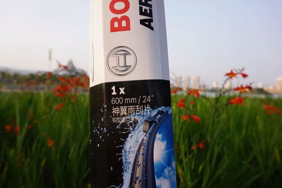 严重老化开裂,雨刮还不换?只会加玻璃水的7年老司机终于迎来换雨刮首秀!宝骏560女车主“*力暴**”安装的新雨刮,靠谱吗?