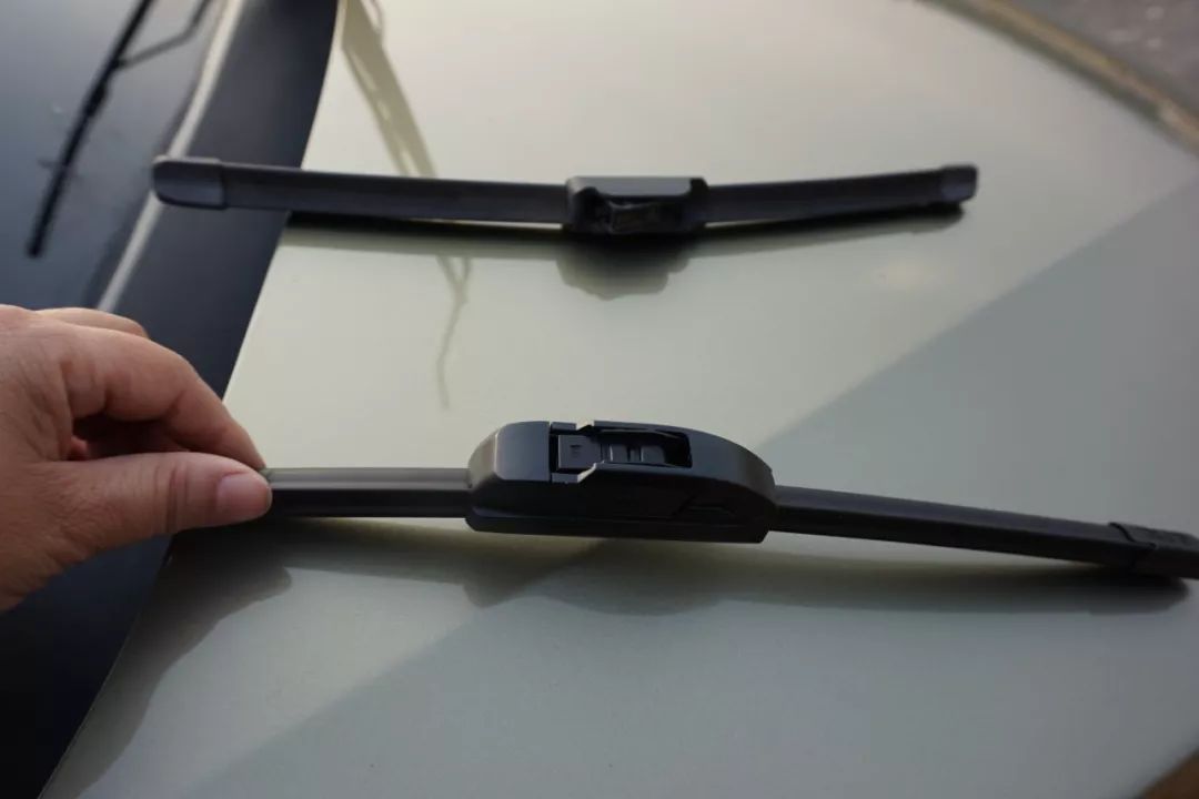 严重老化开裂,雨刮还不换?只会加玻璃水的7年老司机终于迎来换雨刮首秀!宝骏560女车主“*力暴**”安装的新雨刮,靠谱吗?