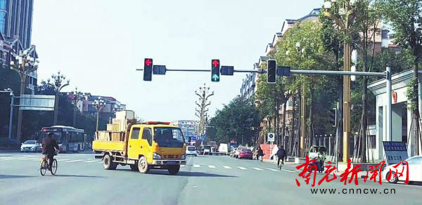 发生何事?红灯绿灯同时亮,司机懵圈不知怎么办