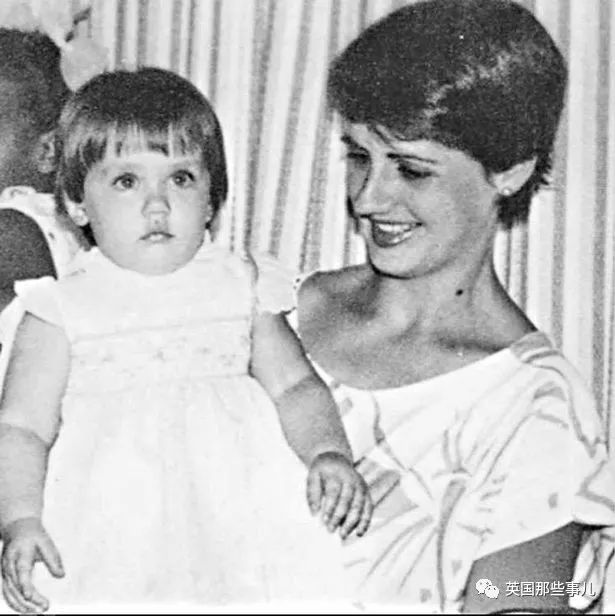 她是新任007邦女郎，也是梦露…这个古巴妹子，凭啥成了新一代性感女神？