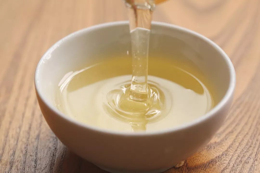 向大学蜂蜜研究所定制了一罐枇杷冬蜜，甜甜润润杏仁香