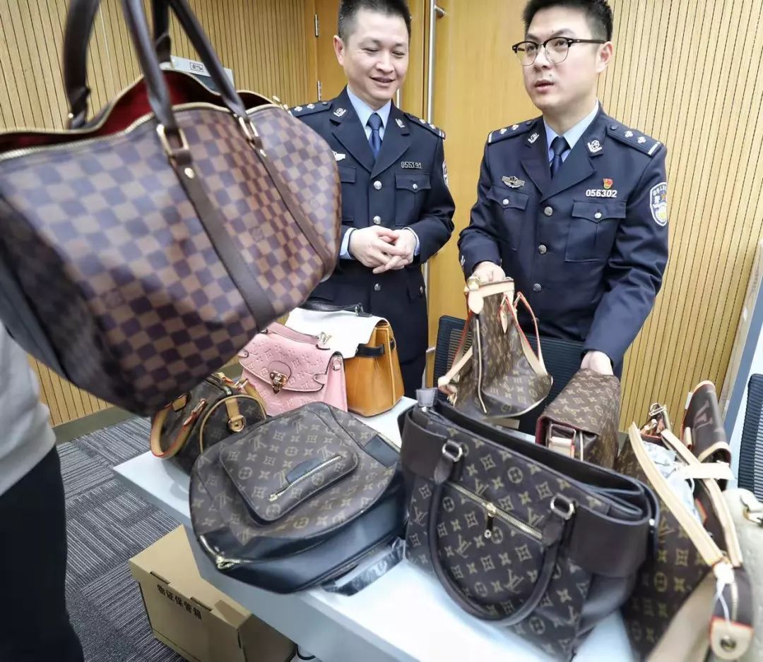 burberry正品围巾多少钱,burberry围巾淘宝1千多是真的吗