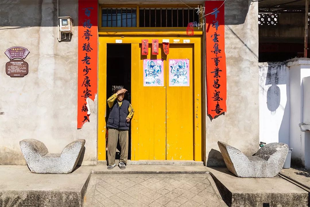 这个古镇好奇怪，门前放元宝，商号大门开洞，城隍爷与关二爷作伴