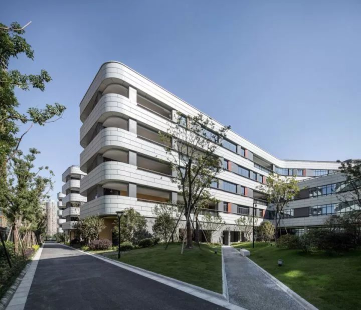 拒绝“千校一律”,浙大教院附中完成漂浮立体校园