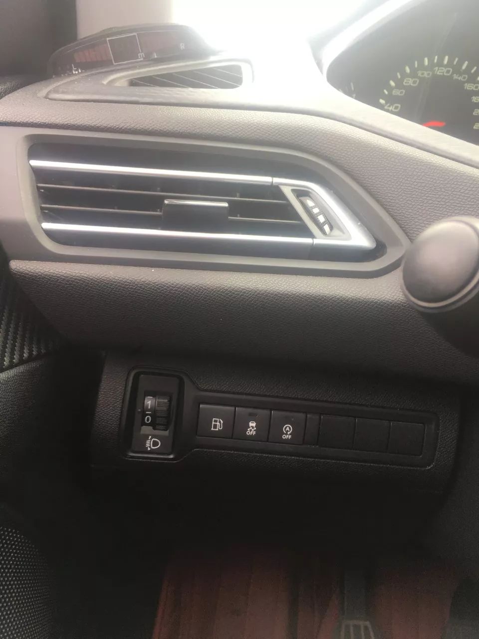 因《的士速递》买了省油能装的标致308！操控稳如狗，开起来像跑车？车主却揭开“辛酸”秘密...