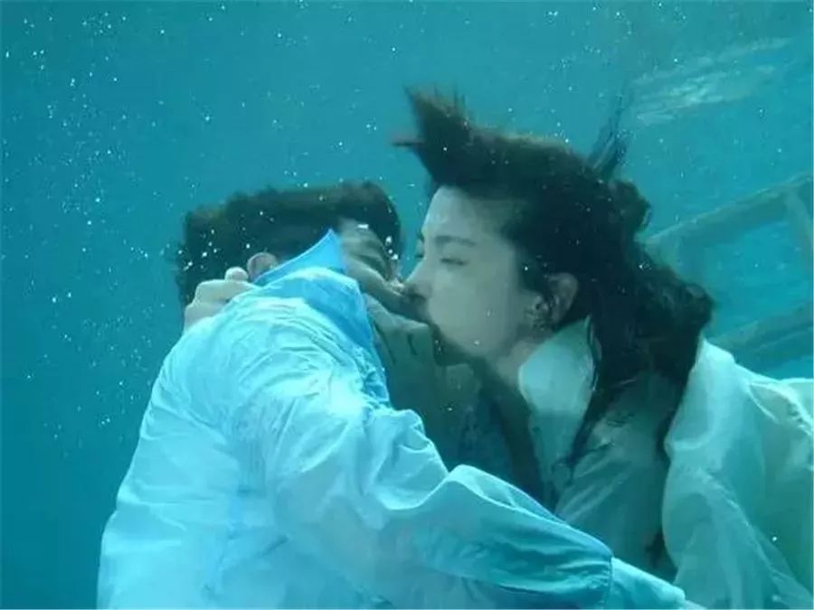 从被质疑没存在感到女团单飞，如今靠最火台剧再次爆红？