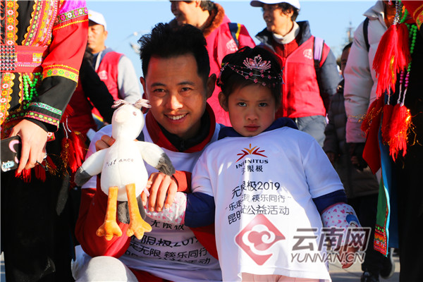 倡导健康人生无限极800人昆明海埂大坝“说走就走”(图)