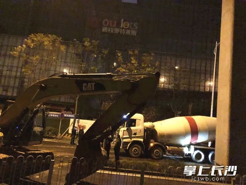 万家丽路大润发附近路面塌陷,万家丽路塌陷路况