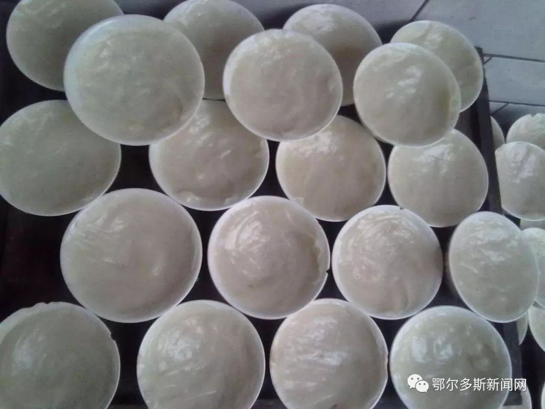 老板端来一碗饭,老板来一碗清汤