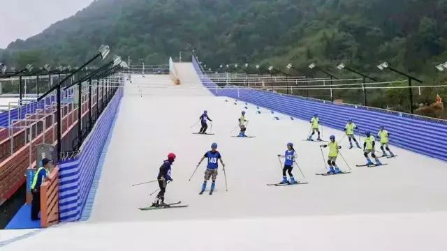 攀一座山看一场雪爱一个人,攀一座山看一场雪追一个梦图片