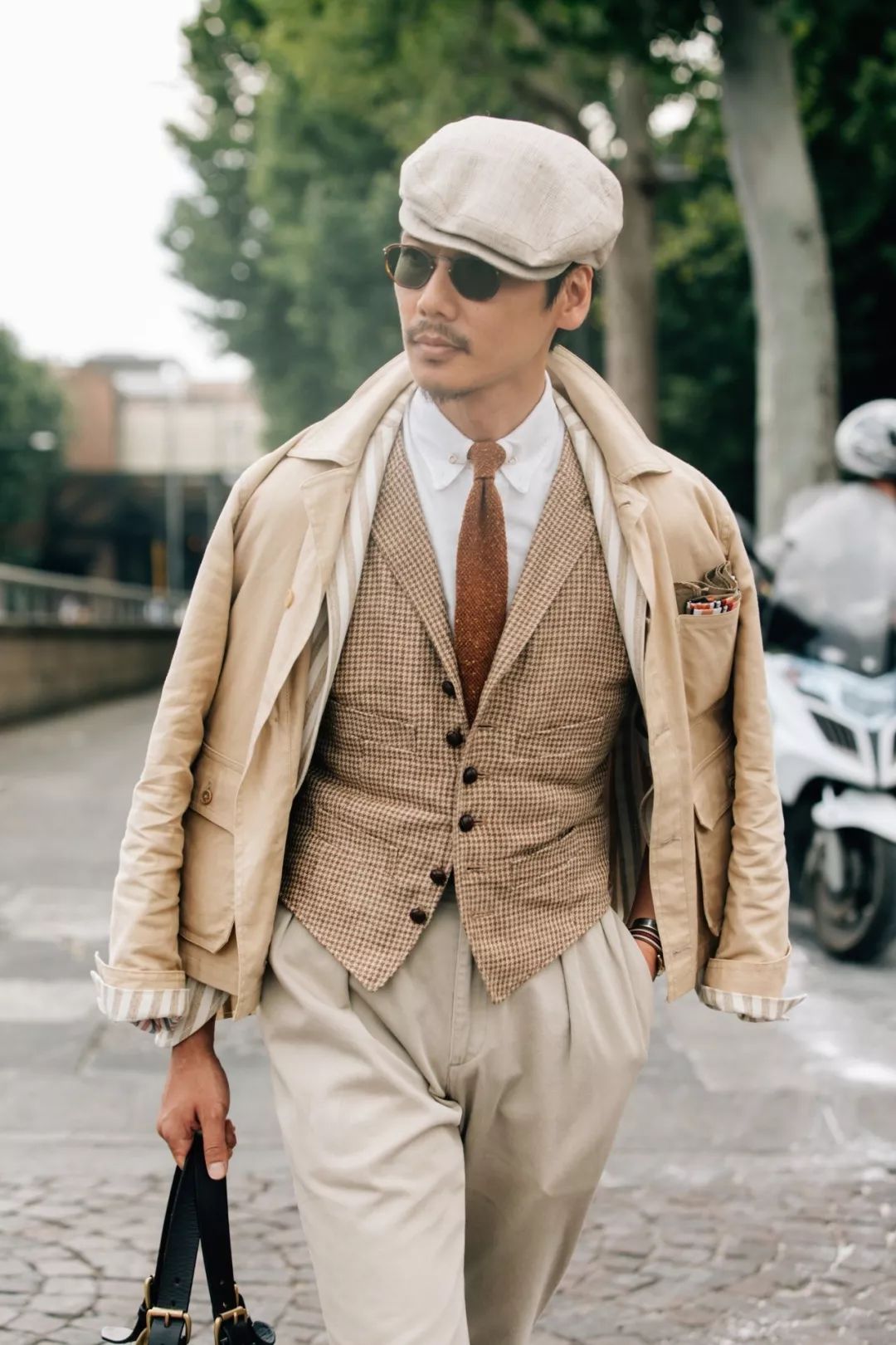 每次坐下牛仔裙后面都出现褶皱,坐下时衬衫扣子翘起