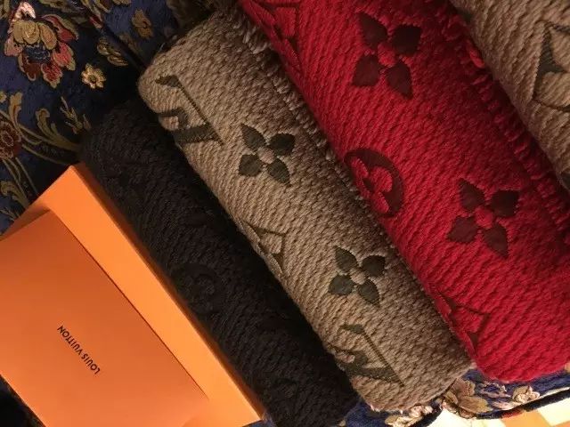 最新lv围巾真假鉴别方法,lv围巾真假辨别最快的方法