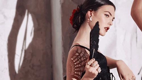 呵护手足|戴手套=精油SPA？还不耽误玩手机？30分钟急救手膜足膜，死皮老茧全消失，让你从头嫩到脚