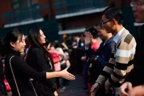 代吃火锅、代相亲?火爆的“代经济”需要冷思考