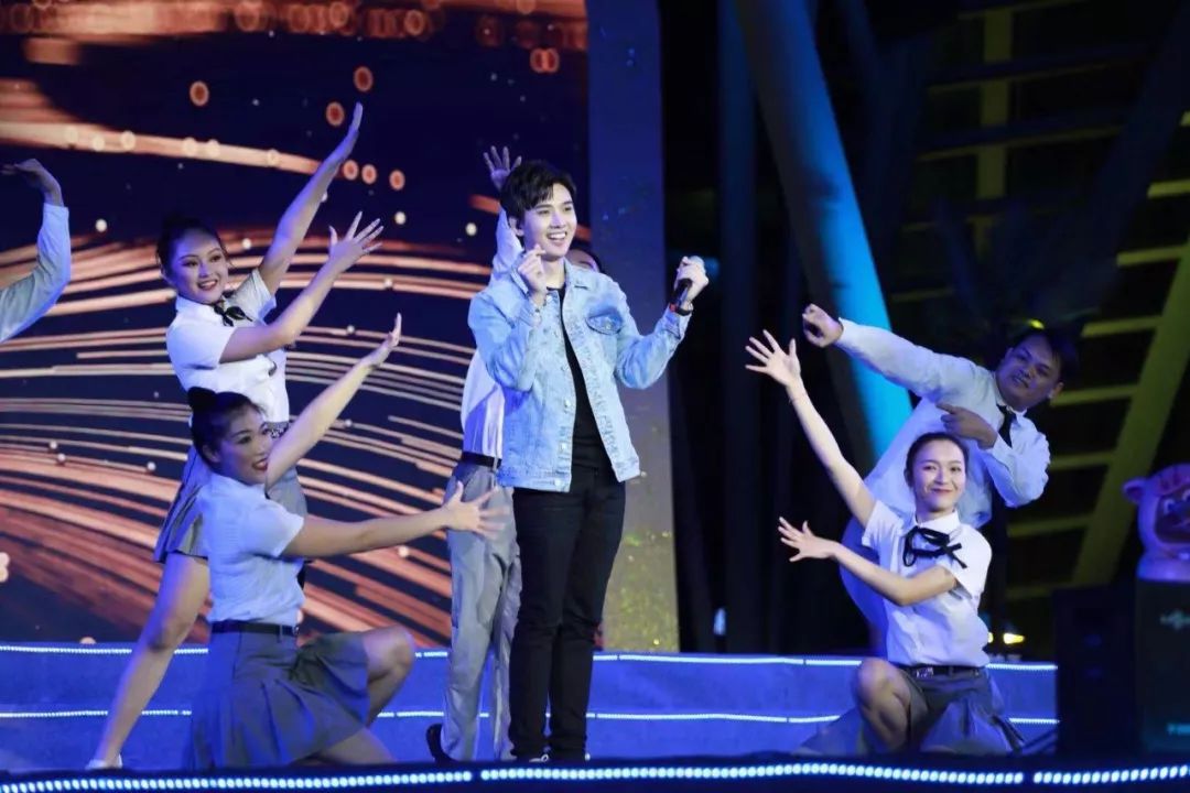 南宁无人机最新消息,广西南宁1000架无人机矩阵光影秀