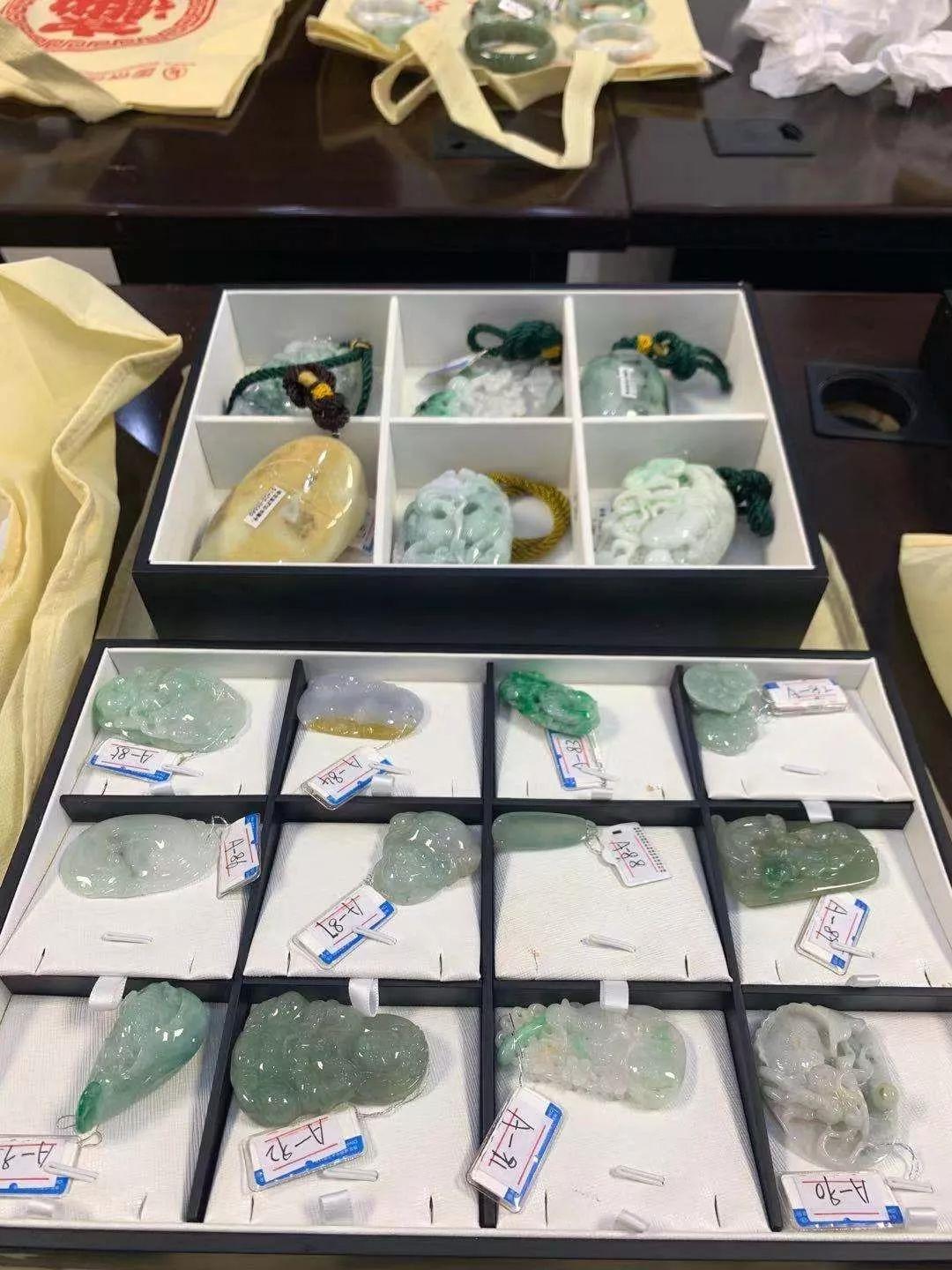 翡翠32件拍卖,近期市场拍卖一整套翡翠