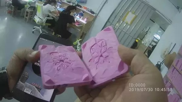 卖假奢侈品团伙被罚千万,施华洛世奇假冒商品