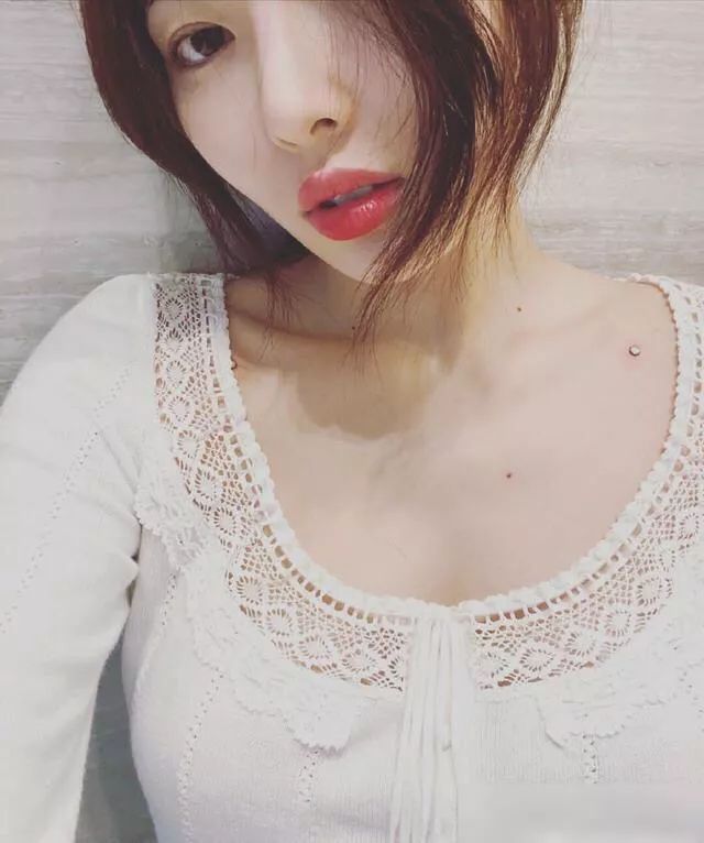 泫雅晒美照戴上鼻钉个性十足,泫雅晒照穿休闲风难掩好身材