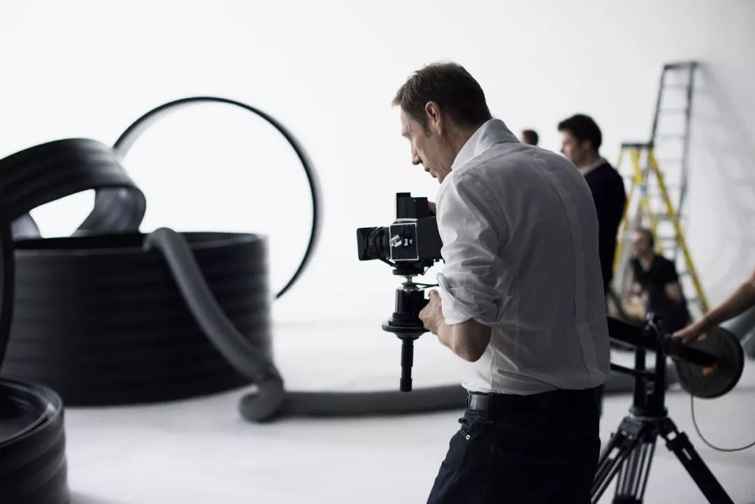 帮McQueen直播、给英女王拍照、被RafSimons致敬——这间工作室真传奇