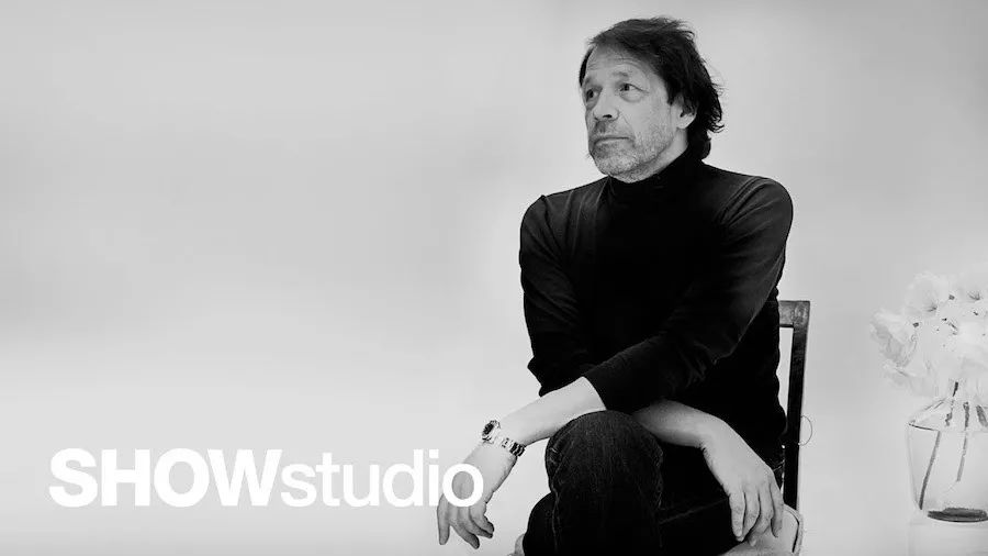 帮McQueen直播、给英女王拍照、被RafSimons致敬——这间工作室真传奇