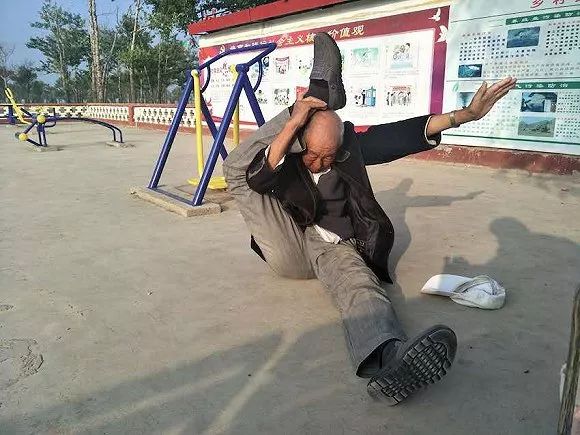 边种地边劈叉，土味瑜伽到底有多骚？