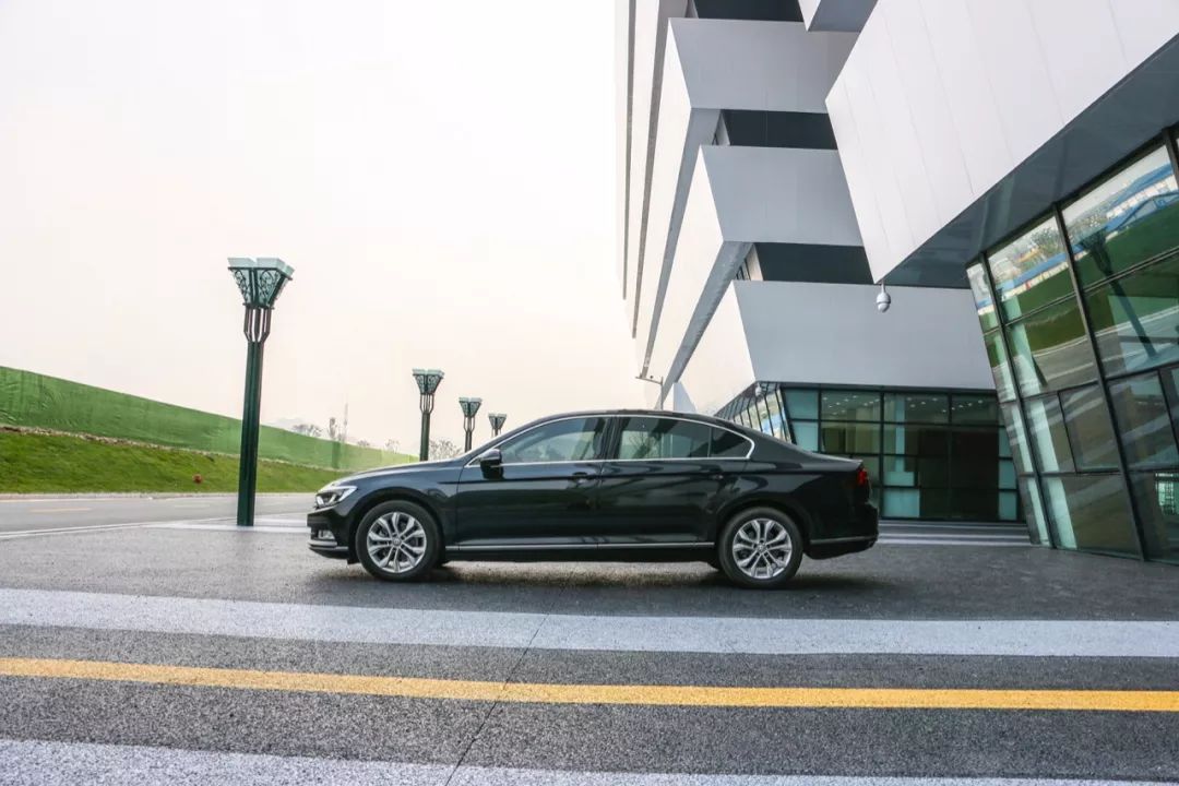 花15万买了辆24万的迈腾，只开过一万公里的二手车，空间宽敞、动力足，虽然安全配置有点少，但性价比真高