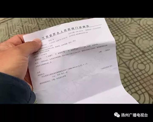 理发店漂发把头皮烫伤商家不认账,女子去理发店做头发被烫伤了