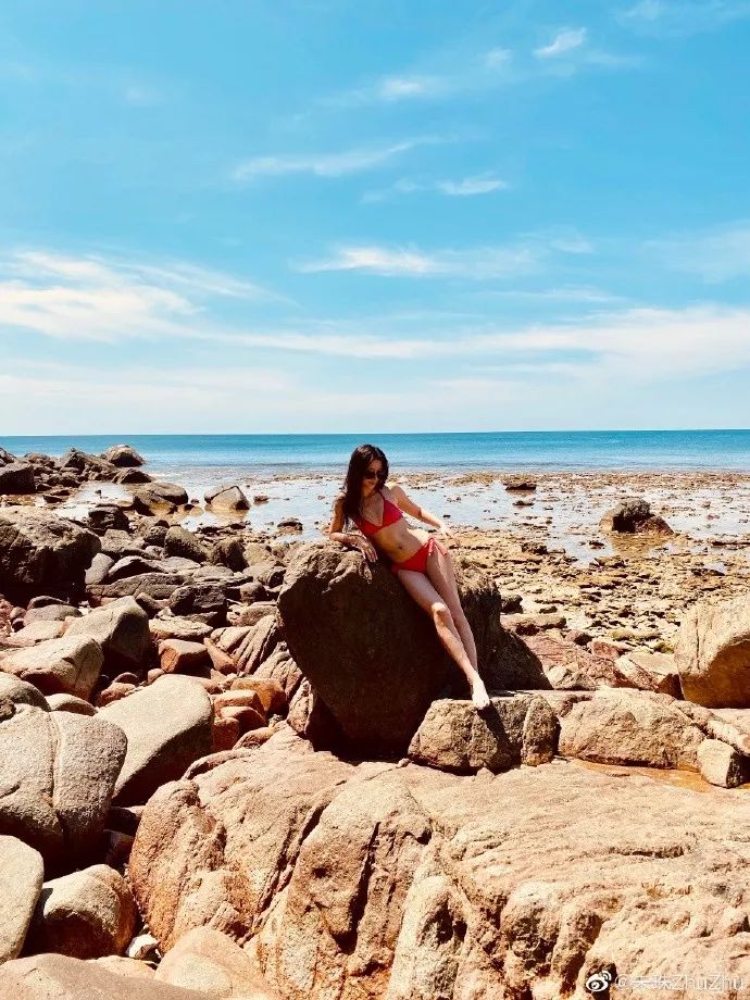 连续8年蝉联全球最美100人,35岁性感*物尤**凭美胸翻红,网友:我就是馋她身子