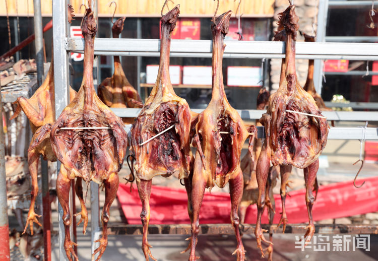 晾晒的各种鱼悬挂路边很是壮观,面包鱼价格为35元一斤,大鲈鱼42一斤……