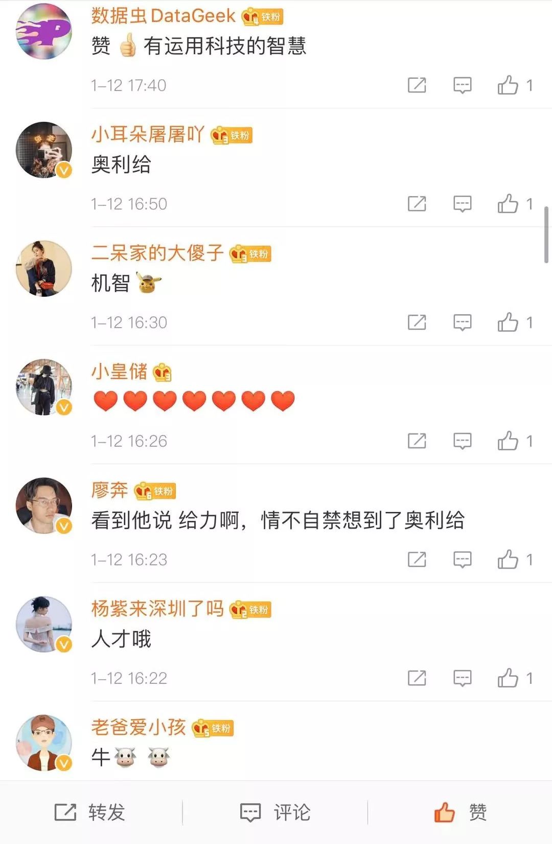 冰天雪地送快递最怕遇上道路结冰,道路结冰外卖小哥拖箱送餐