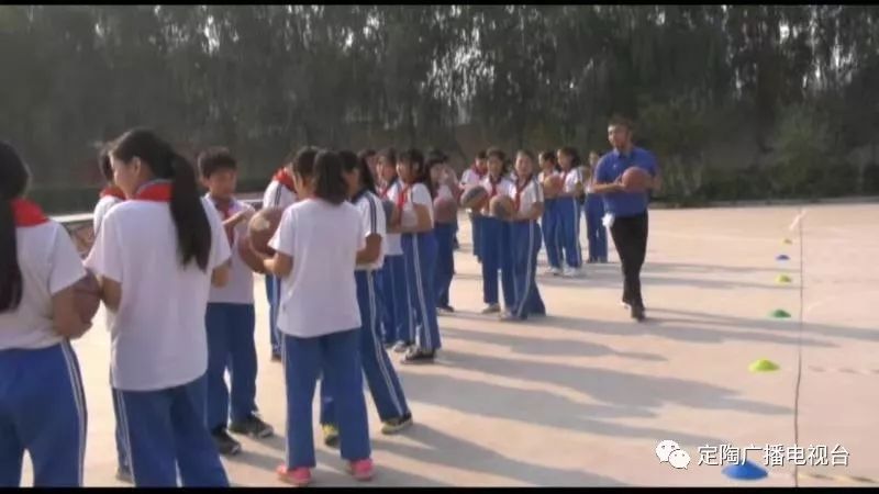「关注」今晚7：00定陶教育频道《名师公开课》，跟谷苏行老师一起学习《小篮球：行进间直线运球》
