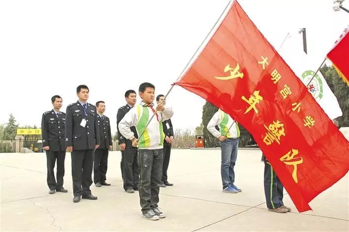 璀﹀療淇濇姢灏戝勾鐨勪綘,灏戝勾璀﹂槦淇濇姢灏戝勾鐨勪綘