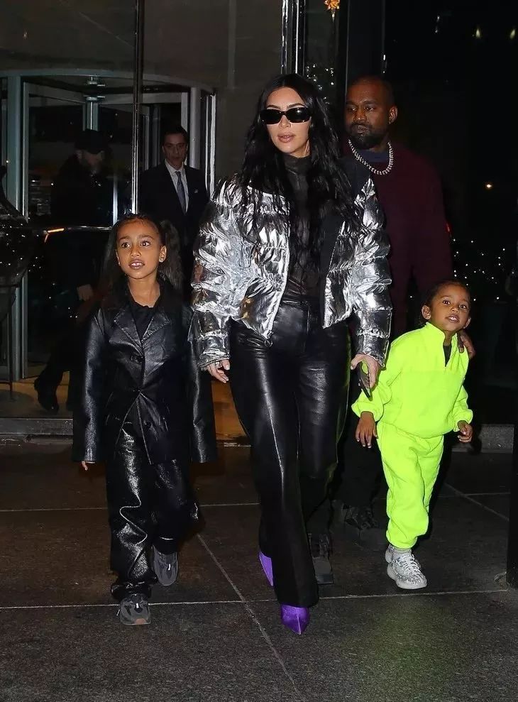 侃爷晒与卡戴珊合照想复合,侃爷卡戴珊时装发布会