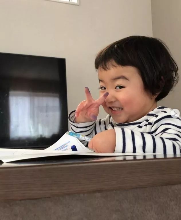 日本一年轻妈妈每天狂晒女儿“丑照”，看到第1张就笑炸了！是亲妈吗哈哈哈…
