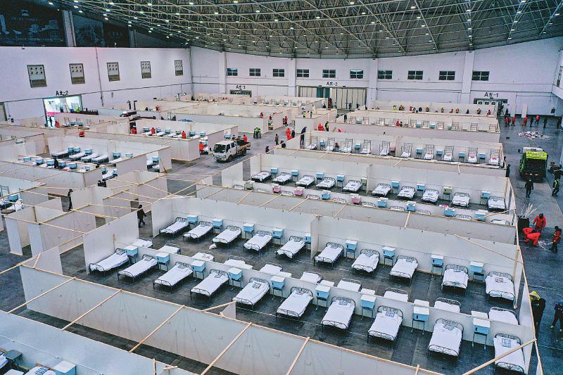 四川国家紧急医学救援队6日起进驻东西湖方舱医院穿纸尿裤“入舱”6小时交接班一次