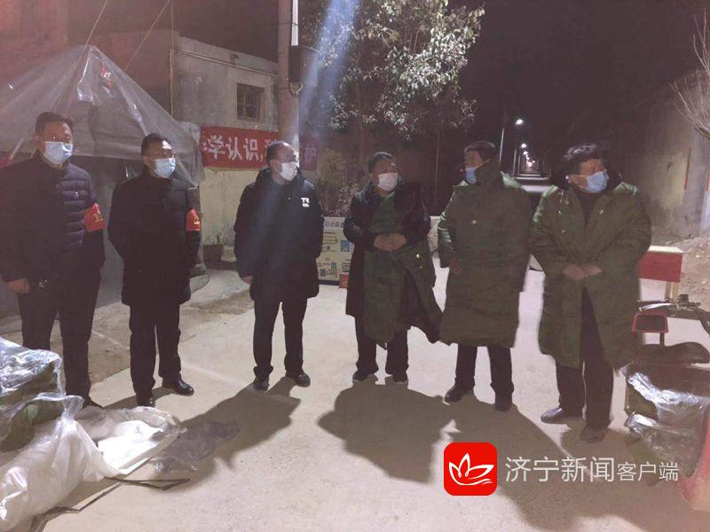 战疫我们在一起｜一件棉大衣，温暖了“守门员”的心