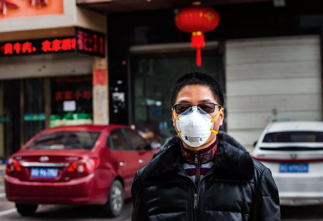 抗击疫情记者对警察的采访,媒体直击海曙青林湾西区防疫现场