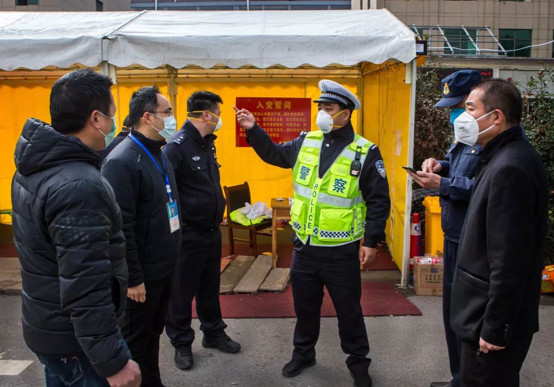 抗击疫情记者对警察的采访,媒体直击海曙青林湾西区防疫现场