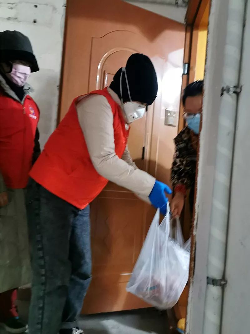 代购蔬菜、送药上门……吴淞这群居委干部开启新“副业”