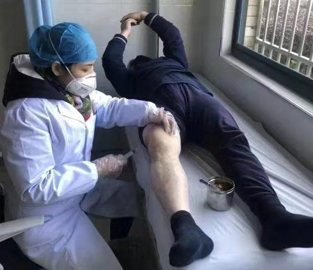 警察抽膝盖积液,膝盖有积液化脓怎么办