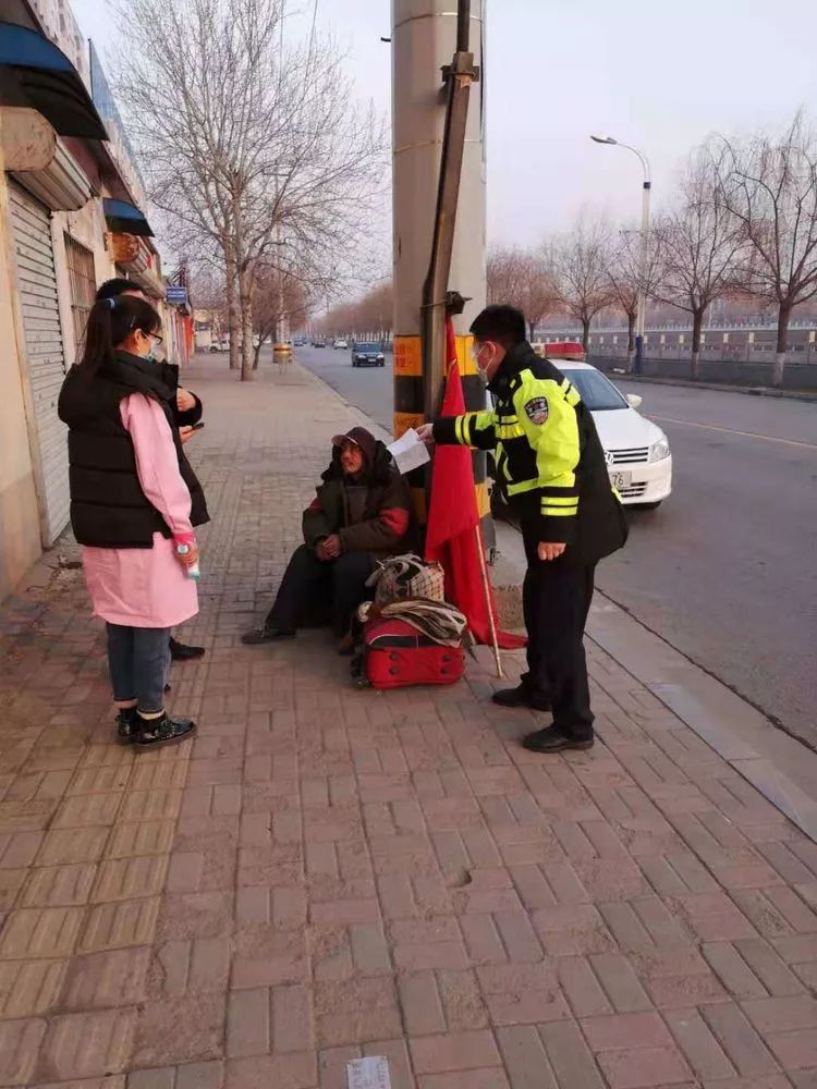 伊州区公安民警救助老人,巡特警大队救助晕倒老人