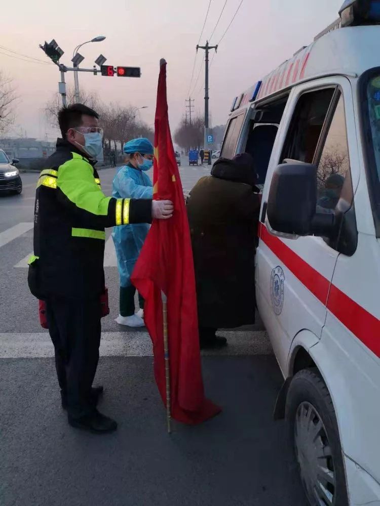 伊州区公安民警救助老人,巡特警大队救助晕倒老人