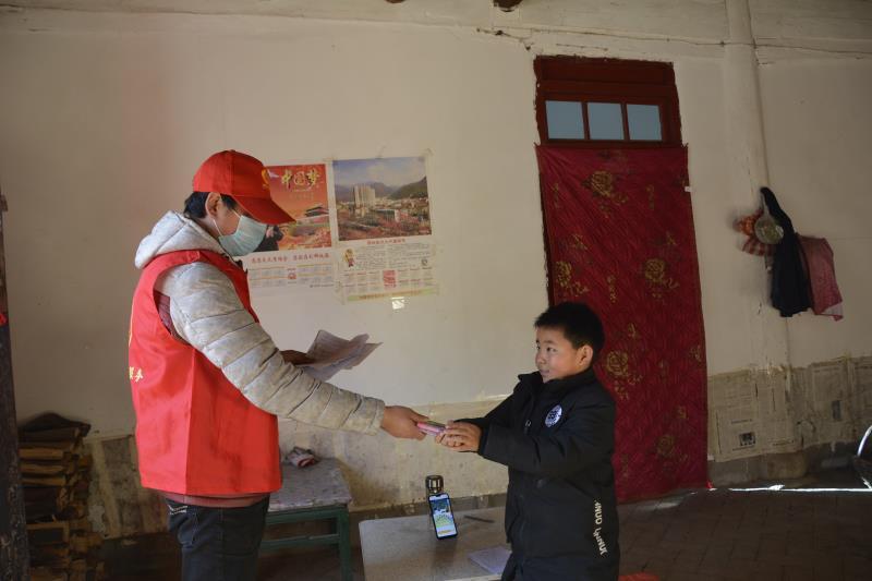 红马甲志愿者村里照片,红马甲服务社区志愿者