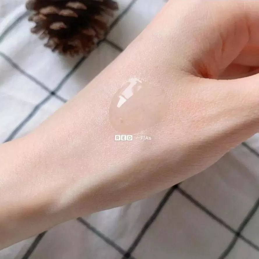 有了水乳精华脸嫩了,有了这些护肤品会更年轻