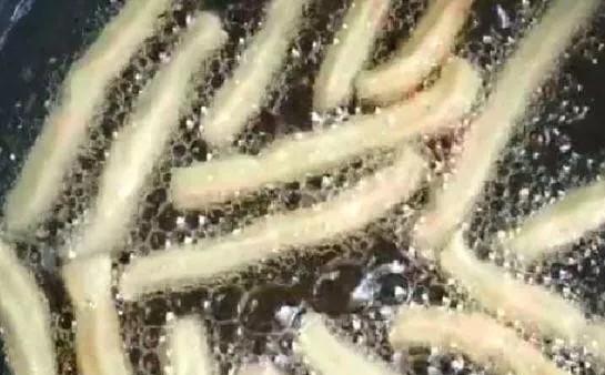 做油条2斤面粉放多少酵母,油条怎么发面和制作凉了也不硬